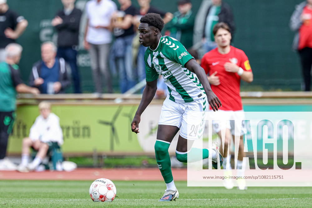 Ramiz Hamouda (SV Werder Bremen II, 24) am Ball, Einzelbild, Ganzkörper, Aktion, Action, Spielszene, 29.08.2026, Bremen (Deutschland), Fussball, Regionalliga Nord, SV Werder Bremen II - HSC Hannover
