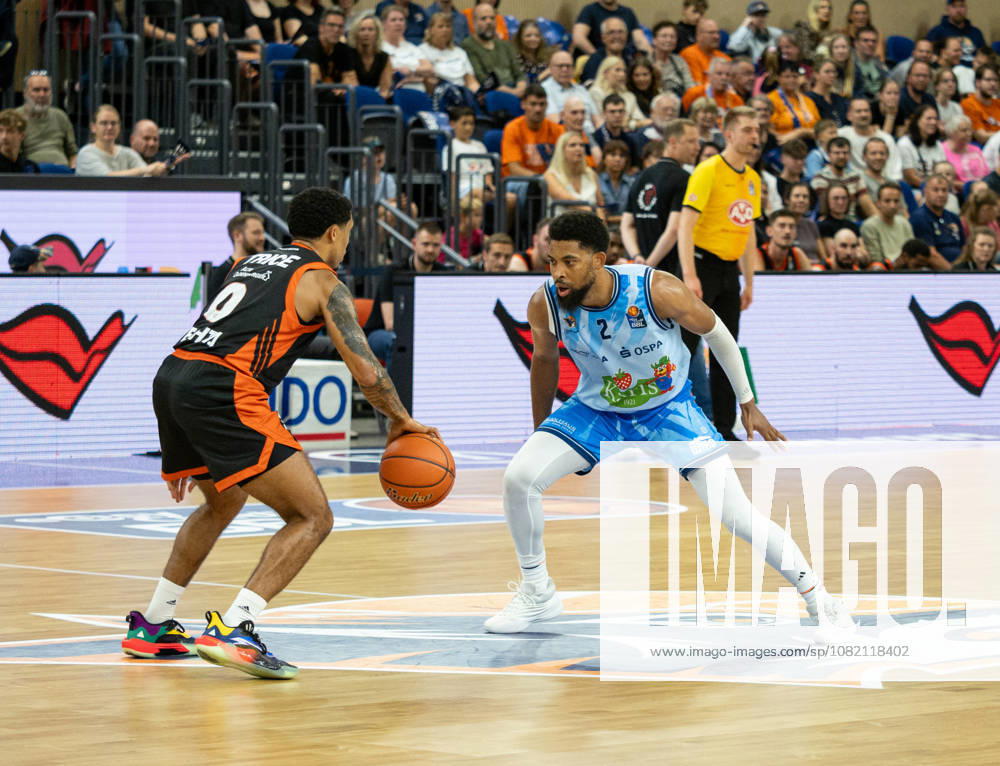 02 Zach Copeland (Rostock Seawolves) im Zweikampf mit 00 DMitrik Trice (RASTA Vechta) ROSTOCK SEAWOLVES - RASTA VECHTA, Basketball, Testspiel, 29.08.2026 ROSTOCK SEAWOLVES - RASTA VECHTA, Basketball, Testspiel, 29.08.2026 Rostock