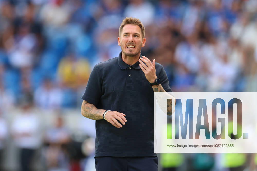 Tobias Strobl (VfL Wolfsburg, Chef-Trainer) in Aktion, Karlsruher SC vs. VfL Wolfsburg, 2. Bundesliga, 3. Spieltag, 2026 2027, 29.08.2026, DFL REGULATIONS PROHIBIT ANY USE OF PHOTOGRAPHS AS IMAGE SEQUENCES AND OR QUASI-VIDEO, Karlsruher SC vs. VfL Wolfsburg, 2. Bundesliga, 3. Spieltag, 2026 2027, 29.08.2026 Karlsruhe