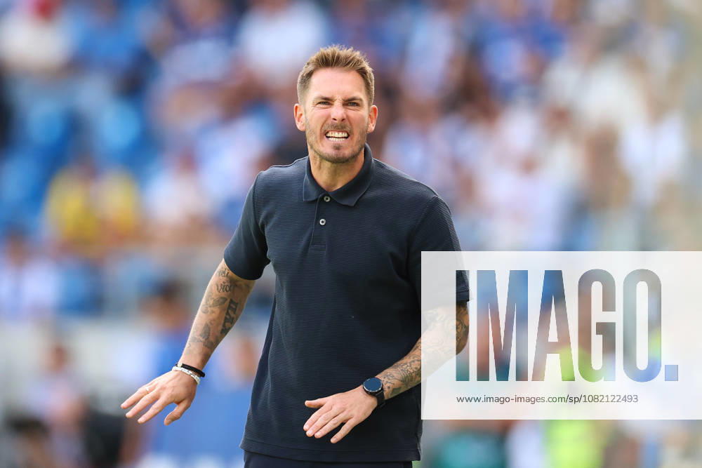 Tobias Strobl (VfL Wolfsburg, Chef-Trainer) hadert mit den Entscheidungen des Schiedsrichters, Karlsruher SC vs. VfL Wolfsburg, 2. Bundesliga, 3. Spieltag, 2026 2027, 29.08.2026, DFL REGULATIONS PROHIBIT ANY USE OF PHOTOGRAPHS AS IMAGE SEQUENCES AND OR QUASI-VIDEO, Karlsruher SC vs. VfL Wolfsburg, 2. Bundesliga, 3. Spieltag, 2026 2027, 29.08.2026 Karlsruhe