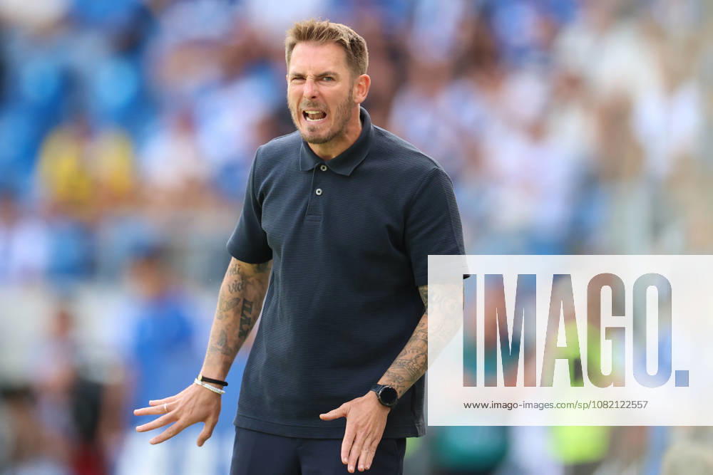 Tobias Strobl (VfL Wolfsburg, Chef-Trainer), Karlsruher SC vs. VfL Wolfsburg, 2. Bundesliga, 3. Spieltag, 2026 2027, 29.08.2026, DFL REGULATIONS PROHIBIT ANY USE OF PHOTOGRAPHS AS IMAGE SEQUENCES AND OR QUASI-VIDEO, Karlsruher SC vs. VfL Wolfsburg, 2. Bundesliga, 3. Spieltag, 2026 2027, 29.08.2026 Karlsruhe