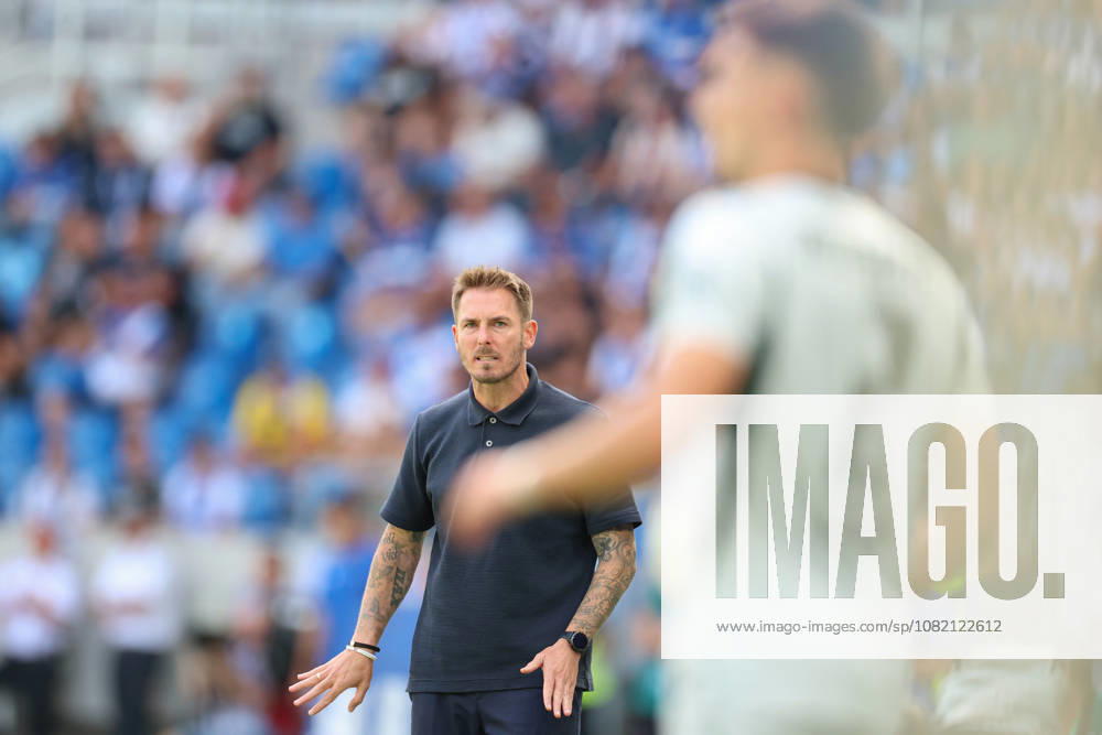 Tobias Strobl (VfL Wolfsburg, Chef-Trainer) sucht Blickkontakt zu Kilian Fischer (VfL Wolfsburg, 02), Karlsruher SC vs. VfL Wolfsburg, 2. Bundesliga, 3. Spieltag, 2026 2027, 29.08.2026, DFL REGULATIONS PROHIBIT ANY USE OF PHOTOGRAPHS AS IMAGE SEQUENCES AND OR QUASI-VIDEO, Karlsruher SC vs. VfL Wolfsburg, 2. Bundesliga, 3. Spieltag, 2026 2027, 29.08.2026 Karlsruhe