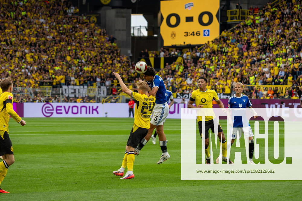Daniel Svensson (Borussia Dortmund, 24) und Martin Adeline (Hamburger SV, 05), GER BVB Borussia Dortmund 09 vs. Hamburger SV, Fussball, Bundesliga, Spieltag 01, Saison 2026 2027, 29.09.2026 DFB DFL REGULATIONS PROHIBIT ANY USE OF PHOTOGRAPHS AS IMAGE SEQUENCES AND OR QUASI-VIDEO, GER BVB Borussia Dortmund 09 vs. Hamburger SV, Fussball, Bundesliga, Spieltag 01, Saison 2026 2027, 29.09.2026 Dortmund