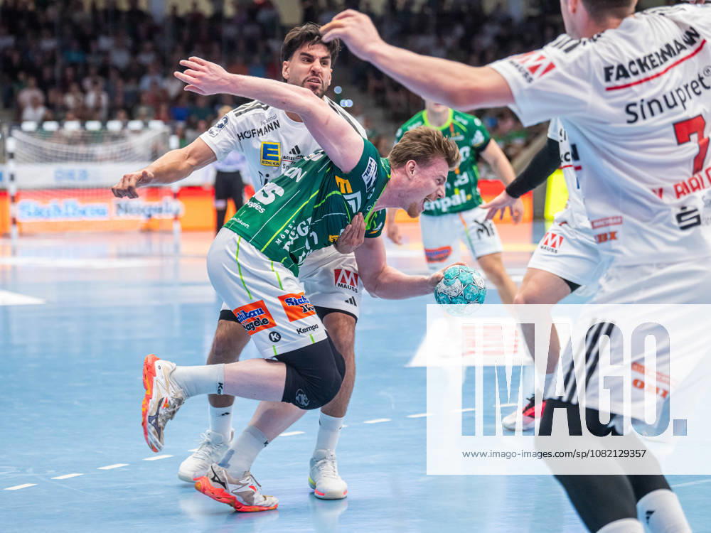 Erik Persson (Frisch Auf Goeppingen, 22) im Zweikampf mit Eloy Morante Maldonado (HC Erlangen, 22), Frisch Auf Goeppingen vs. HC Erlangen, Handball, 1. Bundesliga, Herren, Spielzeit 2026 2027, 29.08.2026, Frisch Auf Goeppingen vs. HC Erlangen, Handball, 1. Bundesliga, Herren, Spielzeit 2026 2027, 29.08.2026 Goeppingen