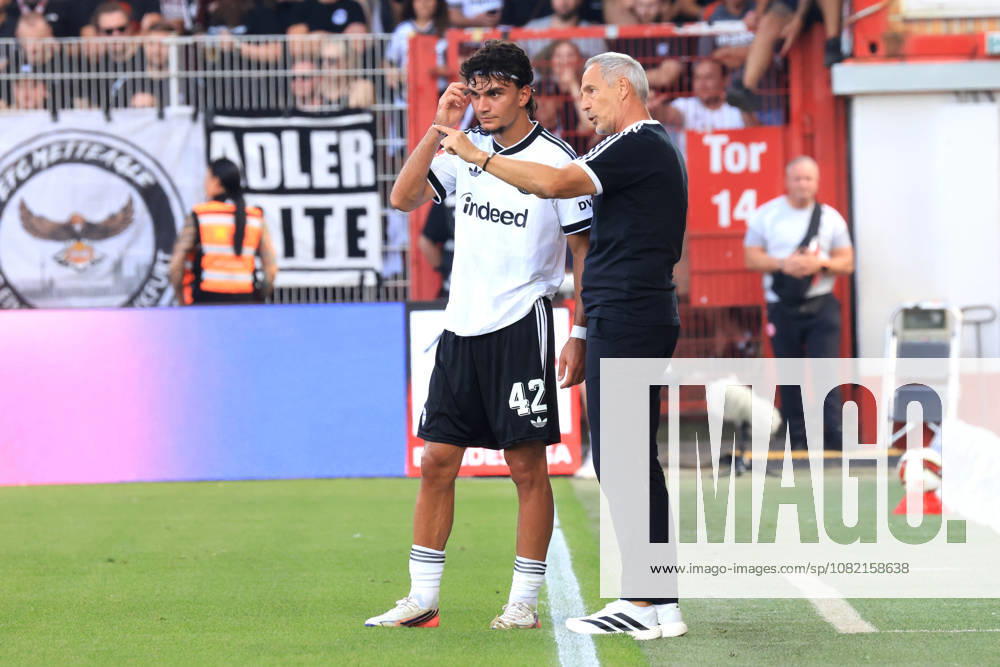 GER , Fussball, 1.Fussballbundesliga, 2026 2027, Alte Foersterei, 1.FC Union vs. Eintracht Frankfurt Cheftrainer Ali Huetter ( Eintracht Frankfurt ), Can Uzum ( Eintracht Frankfurt 42 ) reden, diskutieren 1. Liga: DFB DFL regulations prohibit any use of photographs as image sequences and or quasi-video) Berlin Stadion Alte Foersterei Berlin Deutschland