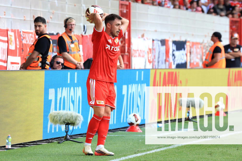 GER , Fussball, 1.Fussballbundesliga, 2026 2027, Alte Foersterei, 1.FC Union vs. Eintracht Frankfurt Josip Juranovic ( 1.FC Union Berlin 18 ), Einwurf 1. Liga: DFB DFL regulations prohibit any use of photographs as image sequences and or quasi-video) Berlin Stadion Alte Foersterei Berlin Deutschland