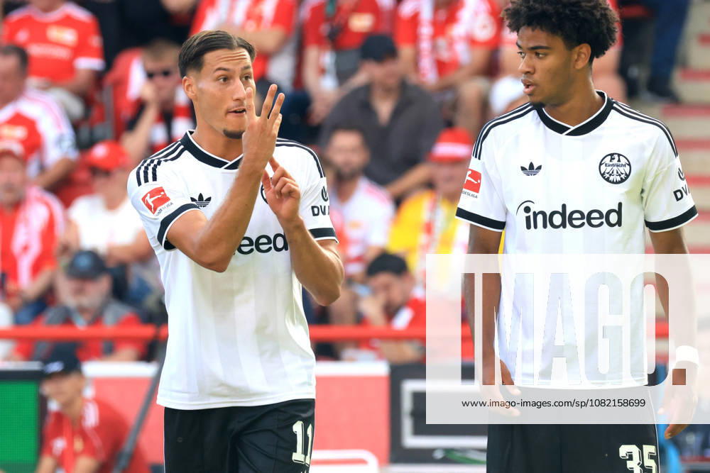 GER , Fussball, 1.Fussballbundesliga, 2026 2027, Alte Foersterei, 1.FC Union vs. Eintracht Frankfurt YOUNES EBNOUTALIB ( Eintracht Frankfurt 11 ), Malik Pimpong ( Eintracht Frankfurt 35 ), Zeichensprache 1. Liga: DFB DFL regulations prohibit any use of photographs as image sequences and or quasi-video) Berlin Stadion Alte Foersterei Berlin Deutschland