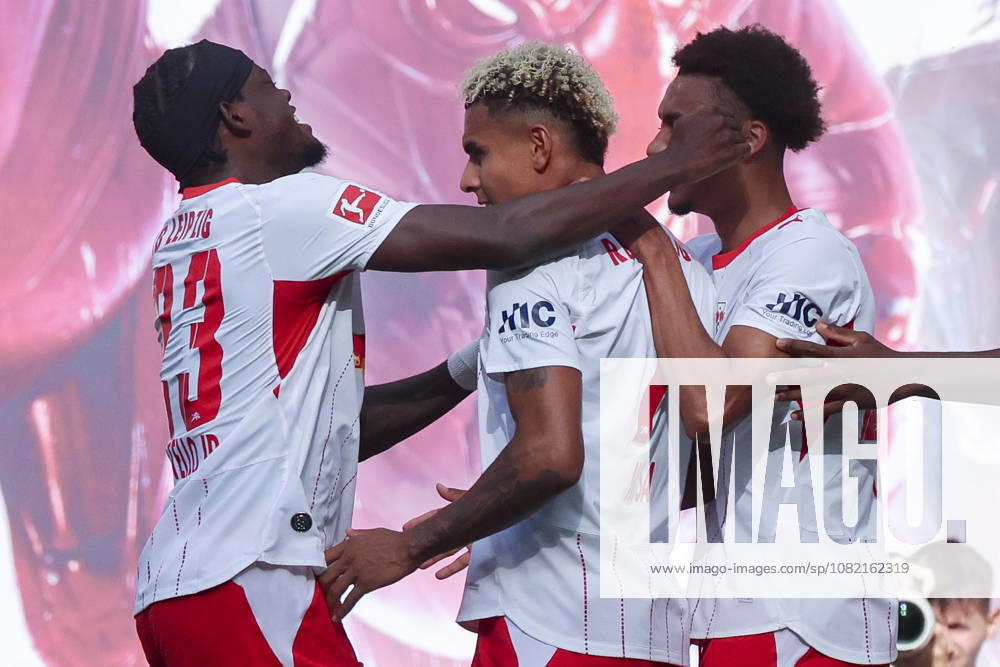 Antonio Nusa (RB Leipzig) bejubelt seinen Treffer zum 2:0 mit Castello Lukeba (RB Leipzig) und Tidiam Gomis (RB Leipzig) waehrend des Spiels der 1. Bundesliga zwischen RB Leipzig und Borussia Moenchengladbach, Red Bull Arena am 29. August 2026 in Leipzig, Deutschland. (Foto von Marco Steinbrenner DeFodi Images) +++ Antonio Nusa (RB Leipzig) celebrates after scoring his teams second goal with Castello Lukeba (RB Leipzig) and Tidiam Gomis (RB Leipzig) during the Bundesliga match between RB Leipzig and Borussia Moenchengladbach at Red Bull Arena on August 29, 2026 in Leipzig, Germany. (Photo by Marco Steinbrenner DeFodi Images) DFB DFL REGULATIONS PROHIBIT ANY USE OF PHOTOGRAPHS AS IMAGE SEQUENCES AND OR QUASI-VIDEO. (Photo by Marco Steinbrenner DeFodi Images) -