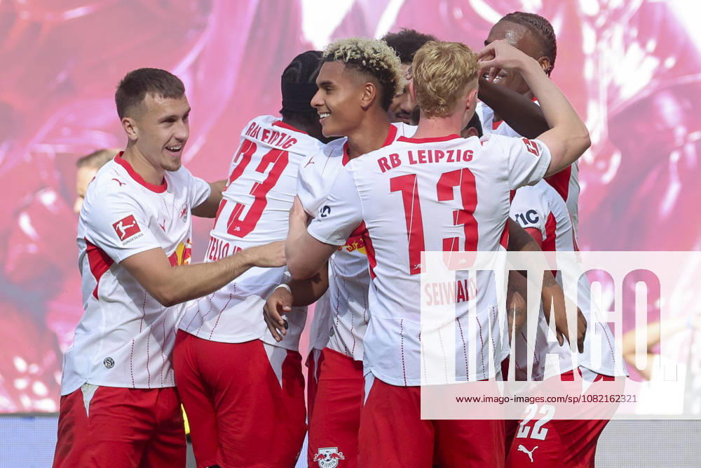 Antonio Nusa (RB Leipzig) bejubelt seinen Treffer mit den Teamkollegen waehrend des Spiels der 1. Bundesliga zwischen RB Leipzig und Borussia Moenchengladbach, Red Bull Arena am 29. August 2026 in Leipzig, Deutschland. (Foto von Marco Steinbrenner DeFodi Images) +++ Antonio Nusa (RB Leipzig) celebrates his goal with teammates during the Bundesliga match between RB Leipzig and Borussia Moenchengladbach at Red Bull Arena on August 29, 2026 in Leipzig, Germany. (Photo by Marco Steinbrenner DeFodi Images) DFB DFL REGULATIONS PROHIBIT ANY USE OF PHOTOGRAPHS AS IMAGE SEQUENCES AND OR QUASI-VIDEO. (Photo by Marco Steinbrenner DeFodi Images) -