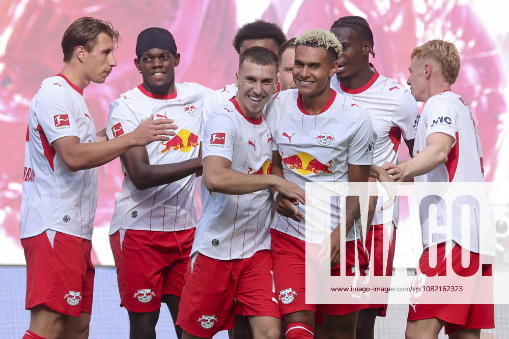 Antonio Nusa (RB Leipzig) bejubelt seinen Treffer mit den Teamkollegen waehrend des Spiels der 1. Bundesliga zwischen RB Leipzig und Borussia Moenchengladbach, Red Bull Arena am 29. August 2026 in Leipzig, Deutschland. (Foto von Marco Steinbrenner DeFodi Images) +++ Antonio Nusa (RB Leipzig) celebrates his goal with teammates during the Bundesliga match between RB Leipzig and Borussia Moenchengladbach at Red Bull Arena on August 29, 2026 in Leipzig, Germany. (Photo by Marco Steinbrenner DeFodi Images) DFB DFL REGULATIONS PROHIBIT ANY USE OF PHOTOGRAPHS AS IMAGE SEQUENCES AND OR QUASI-VIDEO. (Photo by Marco Steinbrenner DeFodi Images) -
