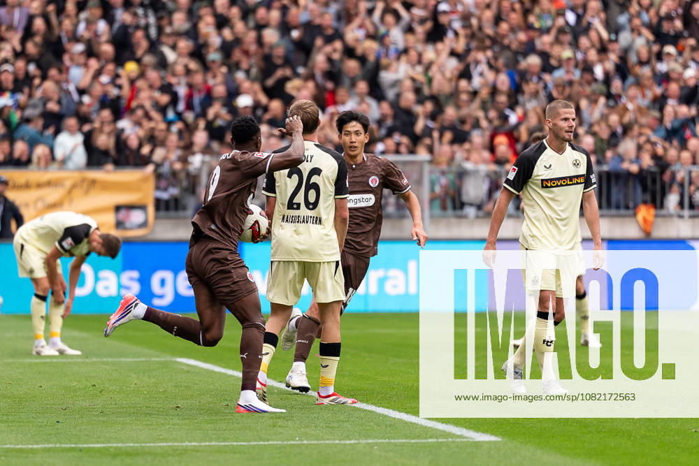 Tor zum 1:2 Abdoulie Ceesay (FC St. Pauli, 09) jubelt Jubel mit Taichi Hara (FC St. Pauli, 18), GER, FC St. Pauli vs. 1. FC Kaiserslautern, Fussball, 2. Bundesliga, Spieltag 3, Saison 2026 2027, 30.08.2026 DFL REGULATIONS PROHIBIT ANY USE OF PHOTOGRAPHS AS IMAGE SEQUENCES AND OR QUASI-VIDEO GER, FC St. Pauli vs. 1. FC Kaiserslautern, Fussball, 2. Bundesliga, Spieltag 3, Saison 2026 2027, 30.08.2026 Hamburg