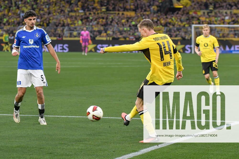 Strafraumszene Torchance von Maximilian Beier (Dortmund 14) Martin Adeline (SV 5) (li.) 29.08.2026 ¢ Fussball ¢ Borussia Dortmund vs Hamburger SV, Signal Iduna Park, Dortmund, DFB DFL REGULATIONS PROHIBIT ANY USE OF PHOTOGRAPHS AS IMAGE SEQUENCES AND OR QUASI-VIDEO NRW Germany