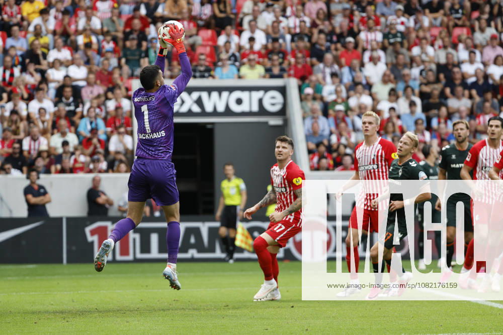 Mio Backhaus (SC Freiburg, 01) am Ball , Deutschland, Fussball, 1. Bundesliga, 1.Spieltag, 2026 2027, SC Freiburg vs. SV Werder Bremen, 30.08.2026, Freiburg im Breisgau Europa-Park Stadion Deutschland