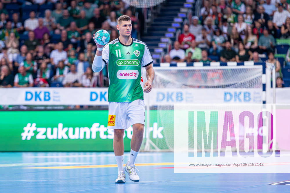 Sebastian Heymann (TSV Hannover-Burgdorf, Nr. 11) (v.l.), TSV Hannover-Burgdorf (grün) gegen Rhein-Neckar Löwen (gelb) am 1. Spieltag der Saison 2026 2027 in der Opel Handball-Bundesliga (30.08.2026, ZAG Arena (Hannover, GER),