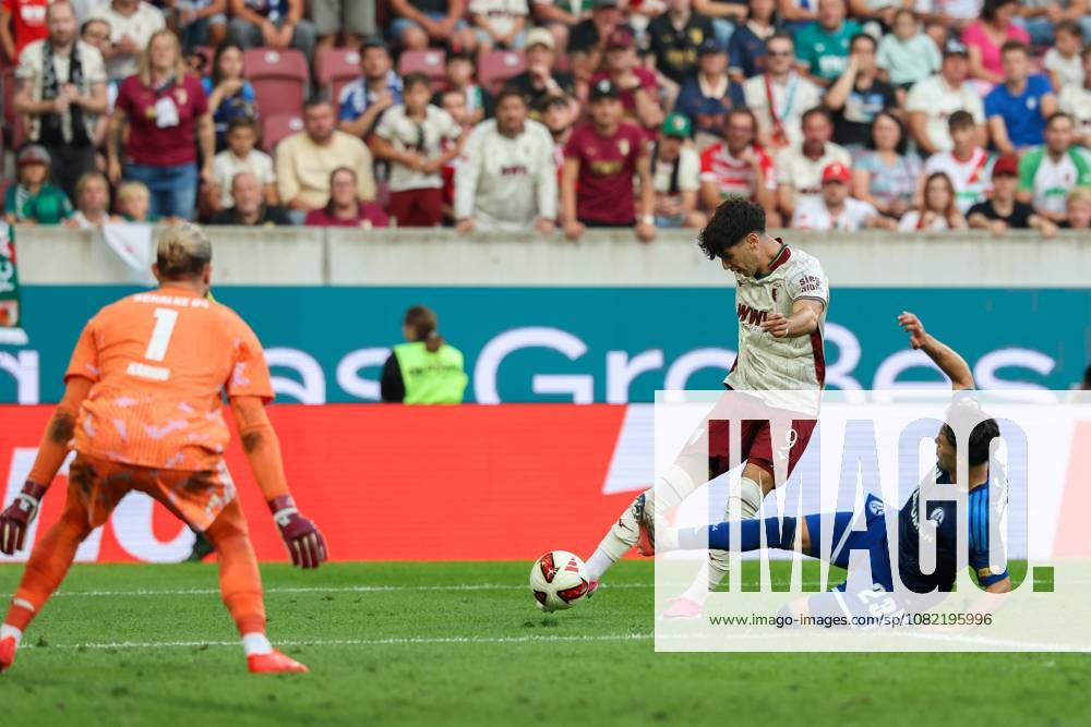 Rodrigo Ribeiro 9 (FC Augsburg) trifft das Tor zum 3:0, Soufiane El-Faouzi 23 (FC Schalke 04), Loris Karius 1 (FC Schalke 04) sind Machtlos, FC Augsburg vs. FC Schalke 04, Fussball, 1. Bundesliga, 1. Spieltag, 30.08.2026 DFB regulations prohibit any use of photographs as image sequences and or quasi-video Augsburg Bayern Deutschland