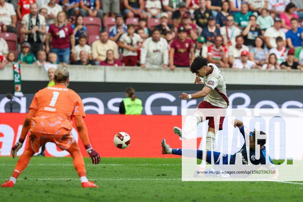Rodrigo Ribeiro 9 (FC Augsburg) trifft das Tor zum 3:0, Soufiane El-Faouzi 23 (FC Schalke 04), Loris Karius 1 (FC Schalke 04) sind Machtlos, FC Augsburg vs. FC Schalke 04, Fussball, 1. Bundesliga, 1. Spieltag, 30.08.2026 DFB regulations prohibit any use of photographs as image sequences and or quasi-video Augsburg Bayern Deutschland