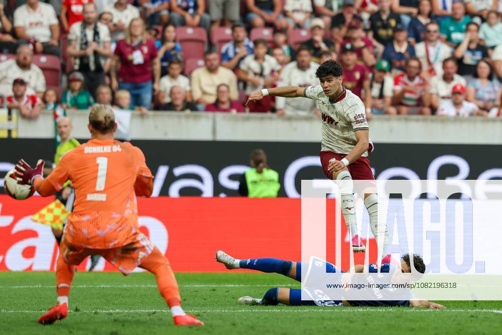 Rodrigo Ribeiro 9 (FC Augsburg) trifft das Tor zum 3:0, Soufiane El-Faouzi 23 (FC Schalke 04), Loris Karius 1 (FC Schalke 04) sind Machtlos, FC Augsburg vs. FC Schalke 04, Fussball, 1. Bundesliga, 1. Spieltag, 30.08.2026 DFB regulations prohibit any use of photographs as image sequences and or quasi-video Augsburg Bayern Deutschland