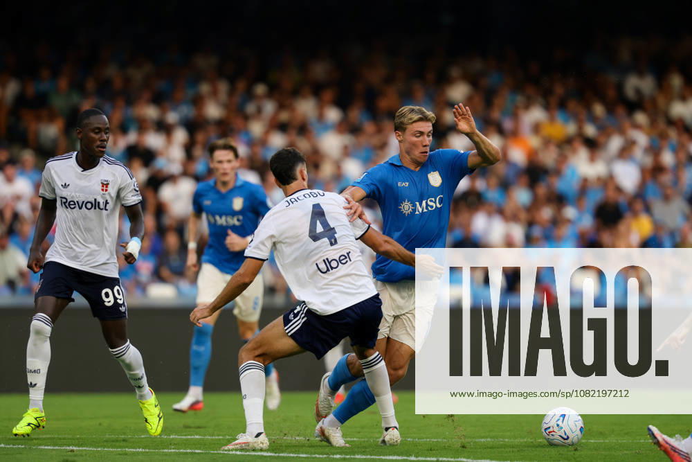 Napolis Rasmus Hojlund fights for the ball with Comos Jacobo Ramon during the Serie A soccer match between Napoli and Como at the Diego Armando Maradona Stadium in Naples, southern italy - Sunday , August 30, 2026. - Soccer .