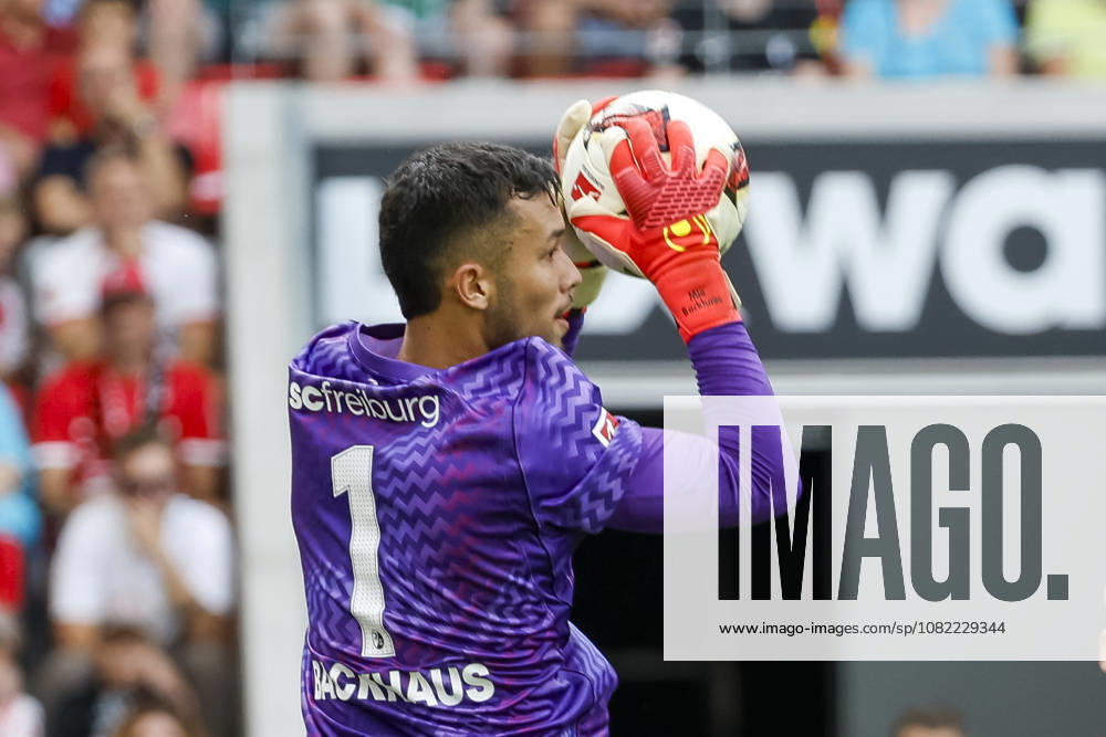Mio Backhaus (SC Freiburg, 01) am Ball , Deutschland, Fussball, 1. Bundesliga, 1.Spieltag, 2026 2027, SC Freiburg vs. SV Werder Bremen, 30.08.2026, Freiburg im Breisgau Europa-Park Stadion Deutschland