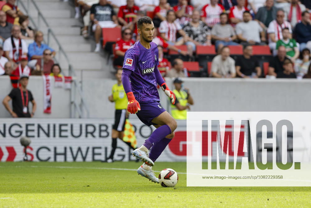 Mio Backhaus (SC Freiburg, 01) am Ball , Deutschland, Fussball, 1. Bundesliga, 1.Spieltag, 2026 2027, SC Freiburg vs. SV Werder Bremen, 30.08.2026, Freiburg im Breisgau Europa-Park Stadion Deutschland