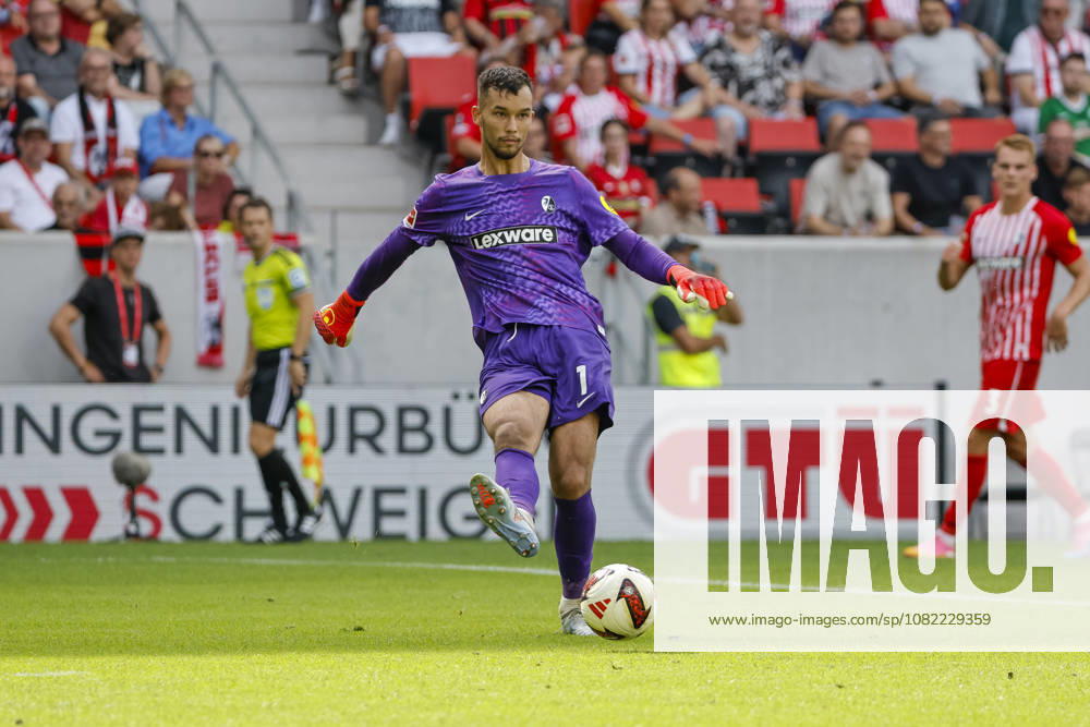 Mio Backhaus (SC Freiburg, 01) am Ball , Deutschland, Fussball, 1. Bundesliga, 1.Spieltag, 2026 2027, SC Freiburg vs. SV Werder Bremen, 30.08.2026, Freiburg im Breisgau Europa-Park Stadion Deutschland