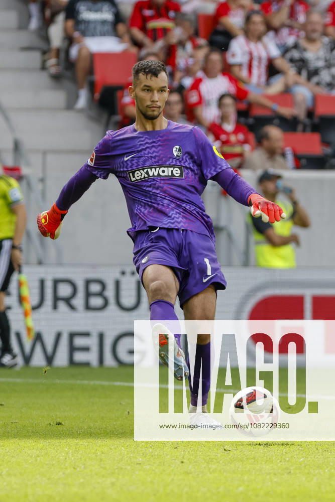 Mio Backhaus (SC Freiburg, 01) am Ball , Deutschland, Fussball, 1. Bundesliga, 1.Spieltag, 2026 2027, SC Freiburg vs. SV Werder Bremen, 30.08.2026, Freiburg im Breisgau Europa-Park Stadion Deutschland