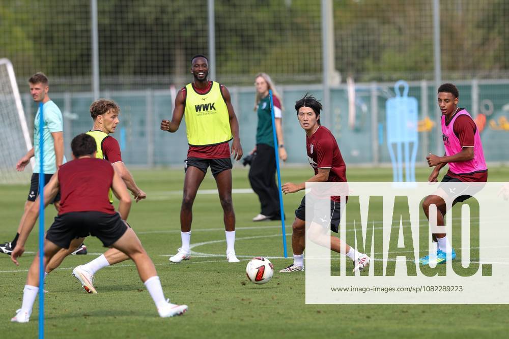 Im Zweikampf, Aktion, mit Young-woo Seol 7 (FC Augsburg), Training FC Augsburg, Fussball, 1. Bundesliga, Saison 2026 27, 02.09.2026 Augsburg Bayern Deutschland