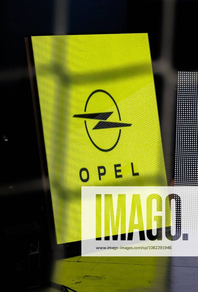 Handball - 1. Bundesliga OPEL HBL - Saison 2026 2027 - 02. Spieltag: HC Erlangen Metropolregion Nürnberg HCE - TSV Hannover-Burgdorf ( Die Recken ) - DaMa - - LED-Werbung Werbung Opel - Unschärfe Tornetz