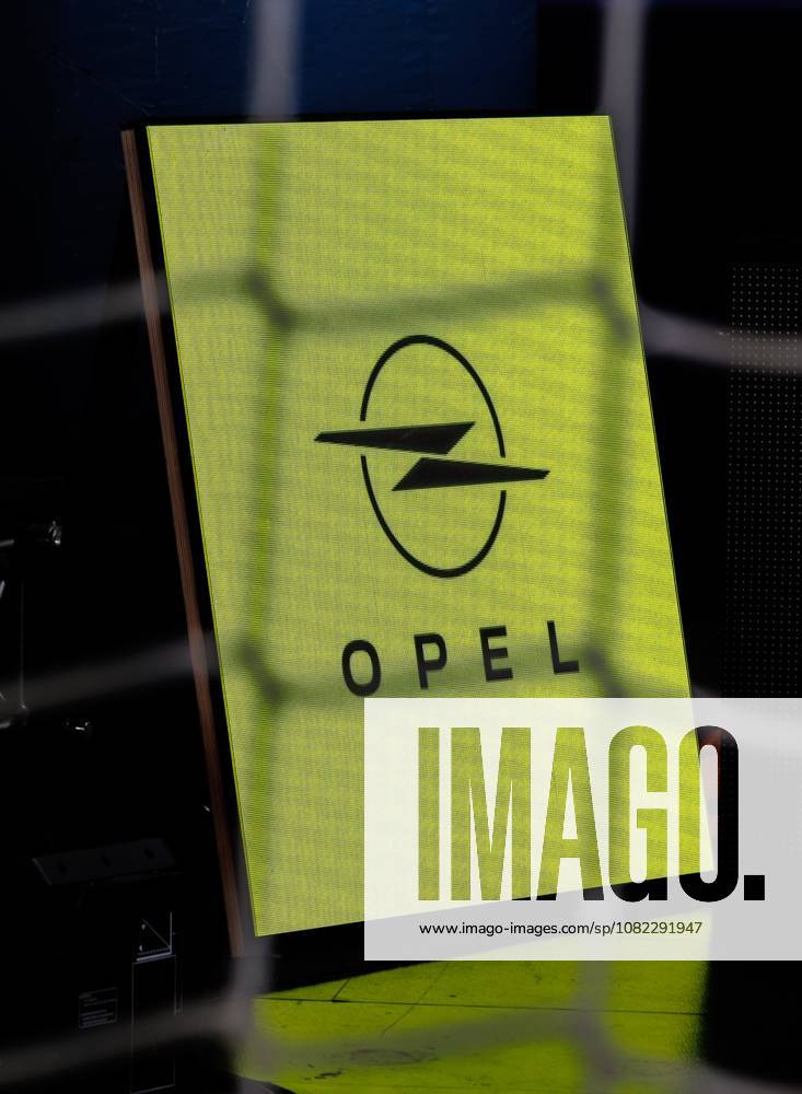 Handball - 1. Bundesliga OPEL HBL - Saison 2026 2027 - 02. Spieltag: HC Erlangen Metropolregion Nürnberg HCE - TSV Hannover-Burgdorf ( Die Recken ) - DaMa - - LED-Werbung Werbung Opel - Unschärfe Tornetz