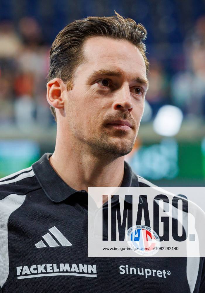 Handball - 1. Bundesliga OPEL HBL - Saison 2026 2027 - 02. Spieltag: HC Erlangen Metropolregion Nürnberg HCE - TSV Hannover-Burgdorf ( Die Recken ) - DaMa - - Ole Rahmel ( Sportmanager HC Erlangen HCE ) nachdenklich