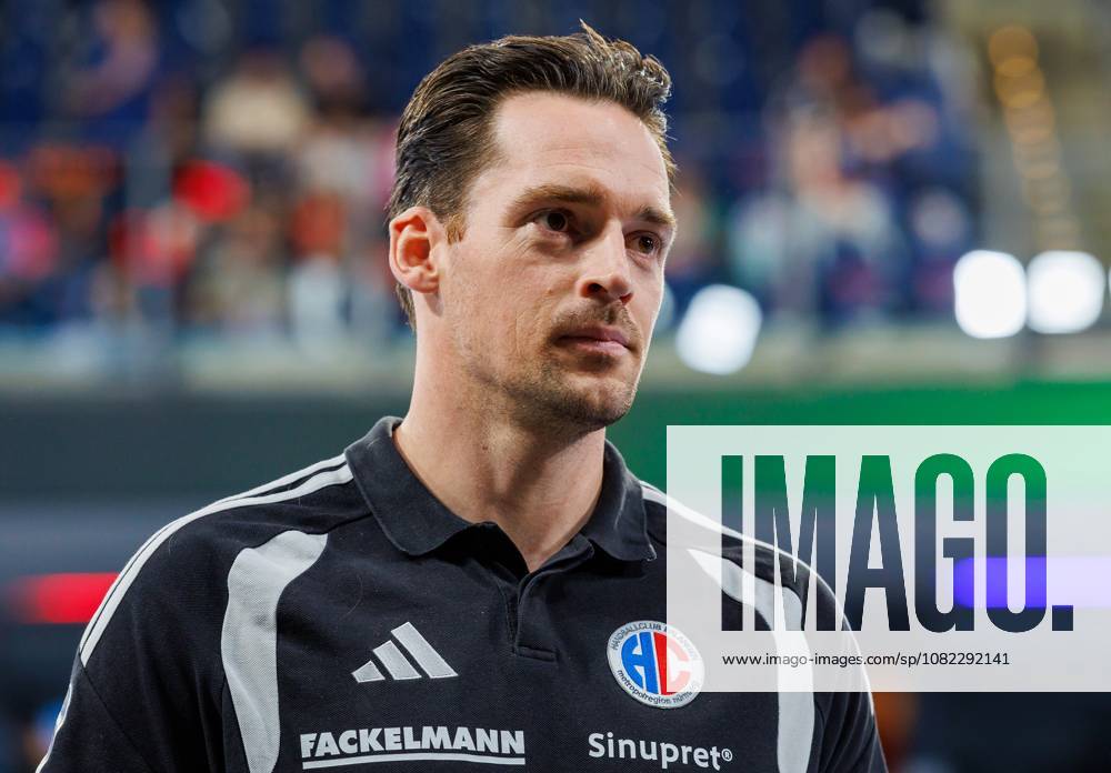 Handball - 1. Bundesliga OPEL HBL - Saison 2026 2027 - 02. Spieltag: HC Erlangen Metropolregion Nürnberg HCE - TSV Hannover-Burgdorf ( Die Recken ) - DaMa - - Ole Rahmel ( Sportmanager HC Erlangen HCE ) nachdenklich