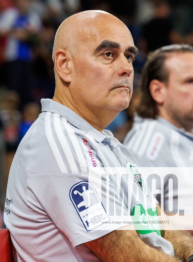 Handball - 1. Bundesliga OPEL HBL - Saison 2026 2027 - 02. Spieltag: HC Erlangen Metropolregion Nürnberg HCE - TSV Hannover-Burgdorf ( Die Recken ) - DaMa - - Juan Carlos Pastor Gomez (Trainer TSV Hannover-Burgdorf ) nachdenklich