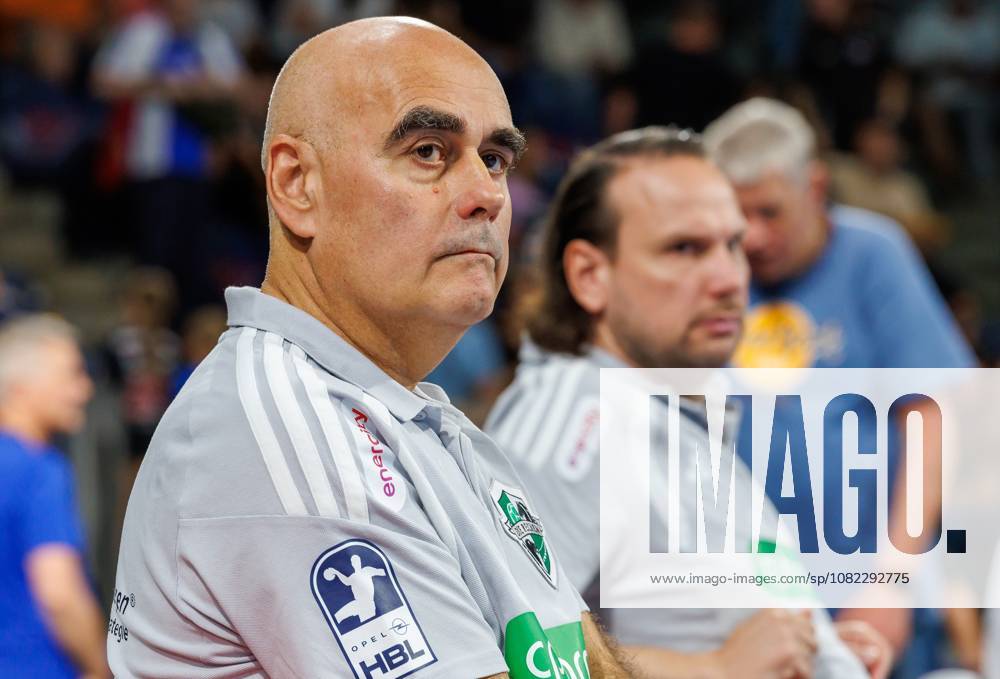 Handball - 1. Bundesliga OPEL HBL - Saison 2026 2027 - 02. Spieltag: HC Erlangen Metropolregion Nürnberg HCE - TSV Hannover-Burgdorf ( Die Recken ) - DaMa - - Juan Carlos Pastor Gomez (Trainer TSV Hannover-Burgdorf ) Nikolas Katsigiannis (Torwart-Trainer TSV Hannover-Burgdorf ) nachdenklich
