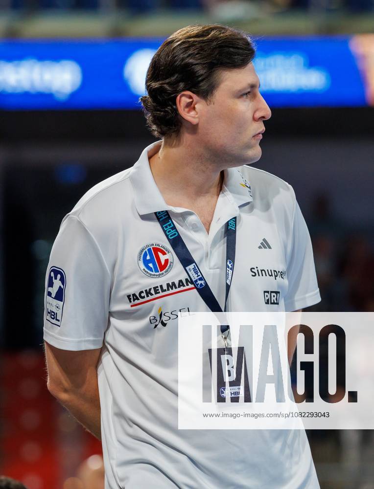 Handball - 1. Bundesliga OPEL HBL - Saison 2026 2027 - 02. Spieltag: HC Erlangen Metropolregion Nürnberg HCE - TSV Hannover-Burgdorf ( Die Recken ) - DaMa - - Johannes Sellin ( Trainer HC Erlangen HCE ) nachdenklich
