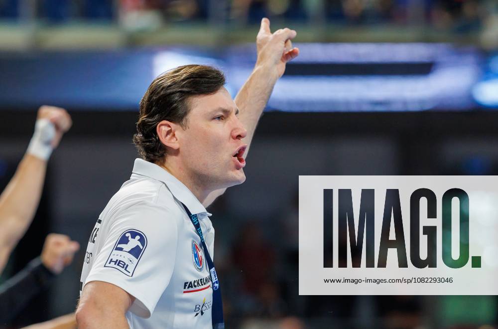 Handball - 1. Bundesliga OPEL HBL - Saison 2026 2027 - 02. Spieltag: HC Erlangen Metropolregion Nürnberg HCE - TSV Hannover-Burgdorf ( Die Recken ) - DaMa - - Johannes Sellin ( Trainer HC Erlangen HCE ) zeigt an gestikuliert dirigiert gibt Anweisungen