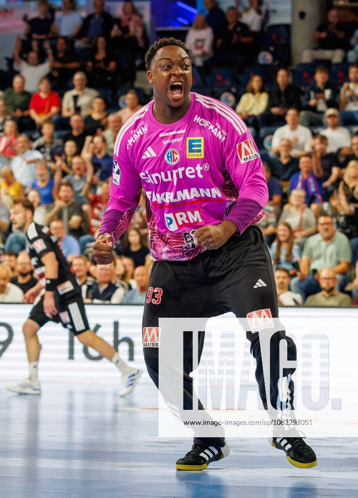 Handball - 1. Bundesliga OPEL HBL - Saison 2026 2027 - 02. Spieltag: HC Erlangen Metropolregion Nürnberg HCE - TSV Hannover-Burgdorf ( Die Recken ) - DaMa - - Rubens Pierre (93, HC Erlangen HCE ) ballt Faust Fäuste freut sich Freude jubelt Jubel