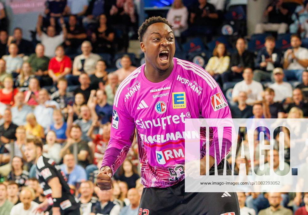 Handball - 1. Bundesliga OPEL HBL - Saison 2026 2027 - 02. Spieltag: HC Erlangen Metropolregion Nürnberg HCE - TSV Hannover-Burgdorf ( Die Recken ) - DaMa - - Rubens Pierre (93, HC Erlangen HCE ) ballt Faust Fäuste freut sich Freude jubelt Jubel