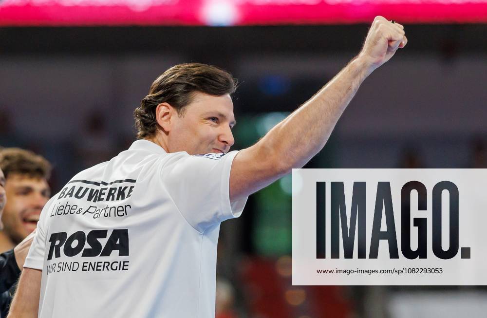 Handball - 1. Bundesliga OPEL HBL - Saison 2026 2027 - 02. Spieltag: HC Erlangen Metropolregion Nürnberg HCE - TSV Hannover-Burgdorf ( Die Recken ) - DaMa - - Johannes Sellin ( Trainer HC Erlangen HCE ) ballt Faust Fäuste freut sich Freude jubelt Jubel