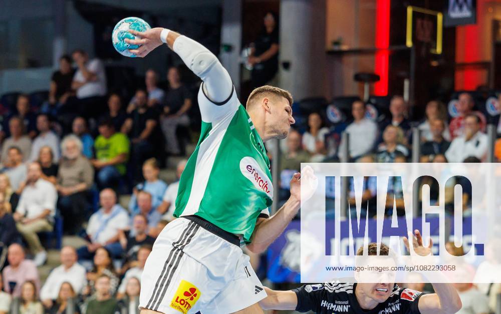 Handball - 1. Bundesliga OPEL HBL - Saison 2026 2027 - 02. Spieltag: HC Erlangen Metropolregion Nürnberg HCE - TSV Hannover-Burgdorf ( Die Recken ) - DaMa - - Sebastian Heymann (11, TSV Hannover-Burgdorf ) Christoph Steinert ( 44, HC Erlangen HCE )