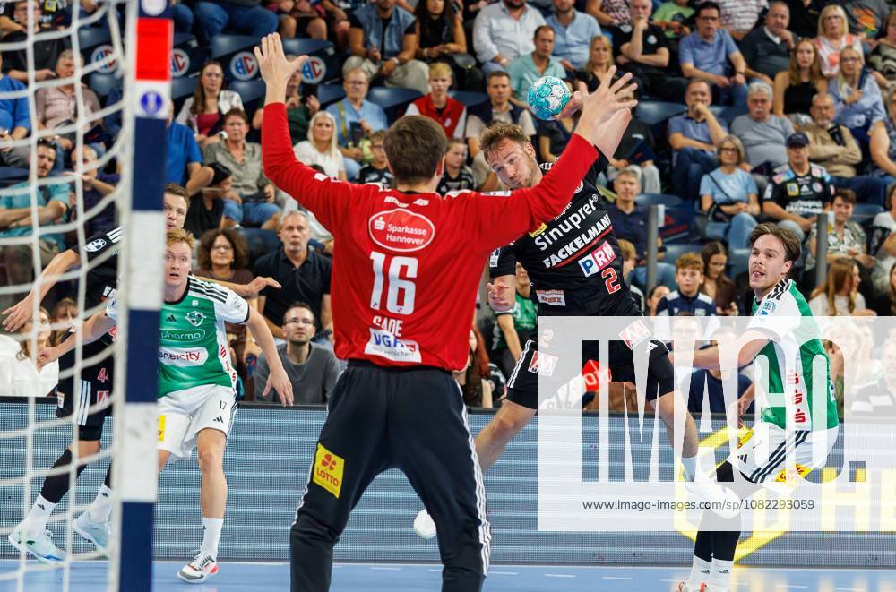 Handball - 1. Bundesliga OPEL HBL - Saison 2026 2027 - 02. Spieltag: HC Erlangen Metropolregion Nürnberg HCE - TSV Hannover-Burgdorf ( Die Recken ) - DaMa - - Simon Gade (16, TSV Hannover-Burgdorf ) Frieder Bandlow (2, HC Erlangen HCE )