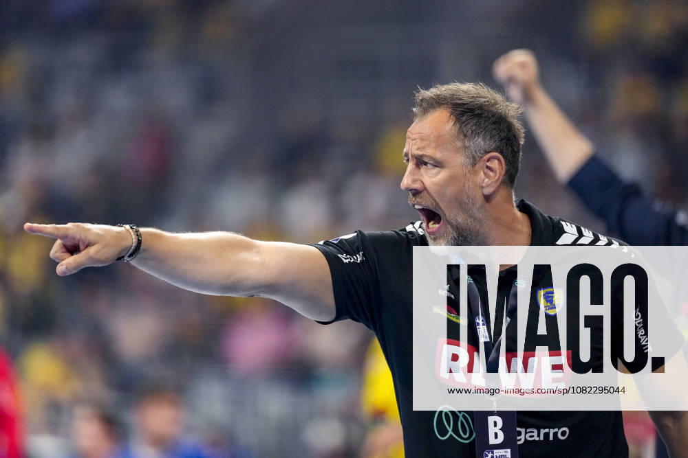 Maik Machulla (Trainer, Cheftrainer, RNL), gibt Anweisungen, gestikuliert, mit den Armen gestikulieren, Einzelbild, Einzelfoto, Aktion, Action, ist wütend, ruft, schreit, schreien, schreiend, 02.09.2026, Mannheim (Deutschland), Handball, Bundesliga, Rhein-Neckar Löwen - VfL Gummersbach