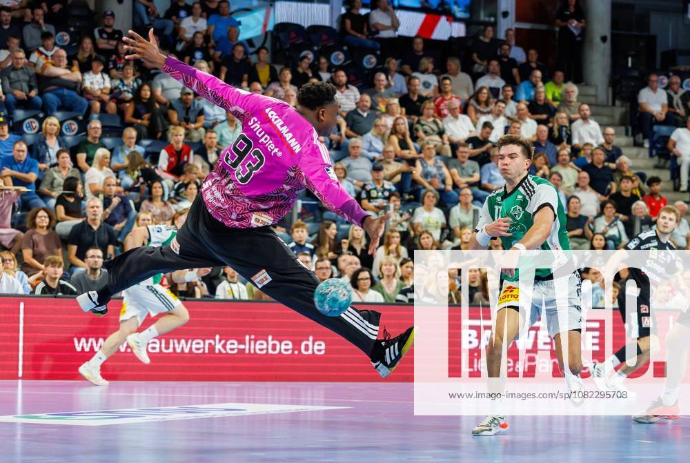 Handball - 1. Bundesliga OPEL HBL - Saison 2026 2027 - 02. Spieltag: HC Erlangen Metropolregion Nürnberg HCE - TSV Hannover-Burgdorf ( Die Recken ) - DaMa - - Rubens Pierre (93, HC Erlangen HCE ) Renars Uscins (10, TSV Hannover-Burgdorf )