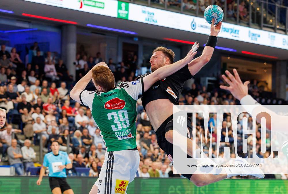 Handball - 1. Bundesliga OPEL HBL - Saison 2026 2027 - 02. Spieltag: HC Erlangen Metropolregion Nürnberg HCE - TSV Hannover-Burgdorf ( Die Recken ) - DaMa - - Lukas Stutzke (39, TSV Hannover-Burgdorf ) Frieder Bandlow (2, HC Erlangen HCE )