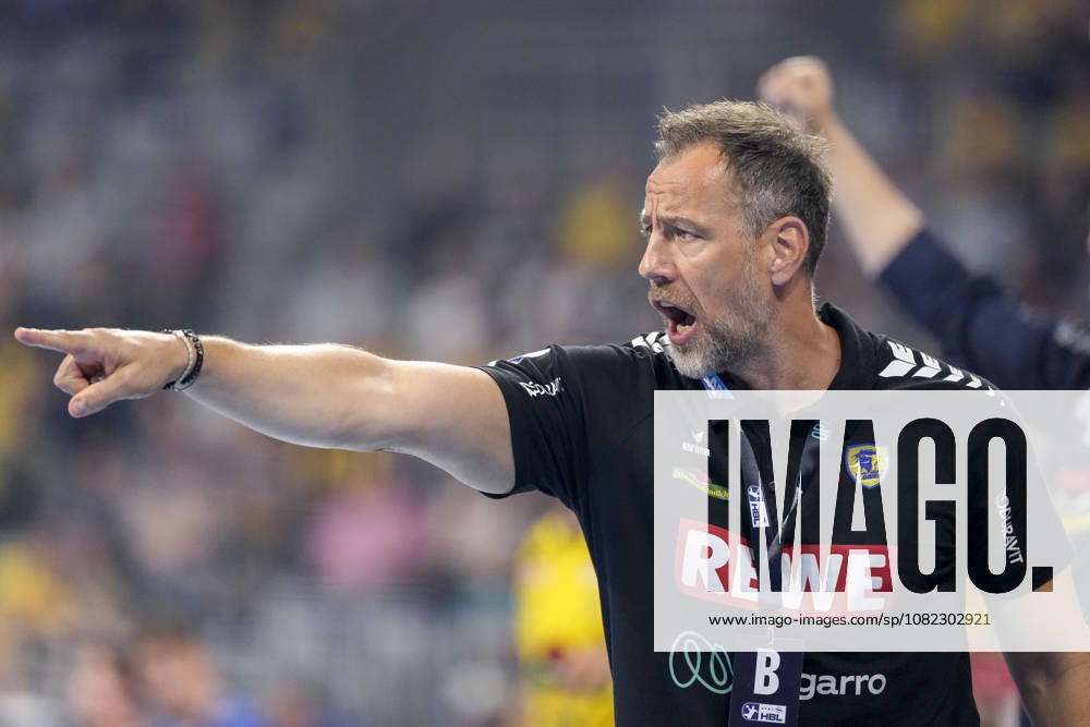 Maik Machulla (Trainer, Cheftrainer, RNL), gibt Anweisungen, gestikuliert, mit den Armen gestikulieren, Einzelbild, Einzelfoto, Aktion, Action, 02.09.2026, Mannheim (Deutschland), Handball, Bundesliga, Rhein-Neckar Löwen - VfL Gummersbach