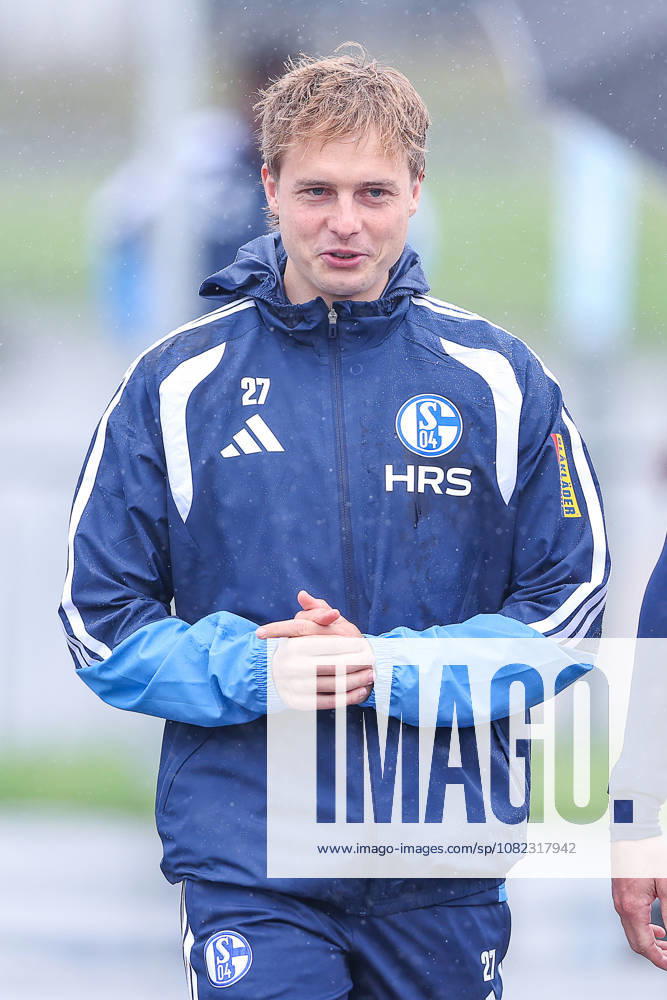 Fussball, Training des FC Schalke 04. Finn Porath (FC Schalke 04) Gelsenkirchen Trainingsgelände FC Schalke 04 NRW Deutschland xRHR-FOTO YYx