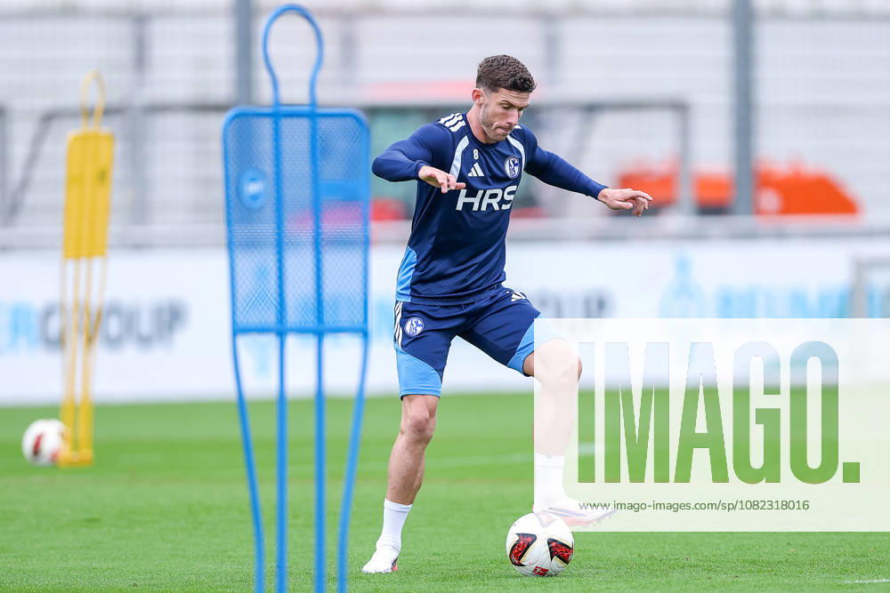 Fussball, Training des FC Schalke 04. Robin Gosens (FC Schalke 04) Gelsenkirchen Trainingsgelände FC Schalke 04 NRW Deutschland xRHR-FOTO YYx