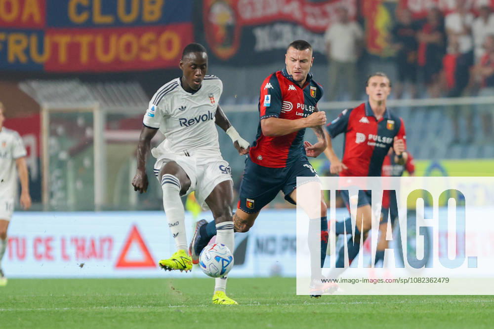 GenoaÕs Milutin Osmajic fights for the ball with Como s Trevoh Chalobah during the Serie A soccer match between Genoa and Como at the Luigi Ferraris Stadium in Genoa, Italy - Friday, September 04, 2026. - Soccer .