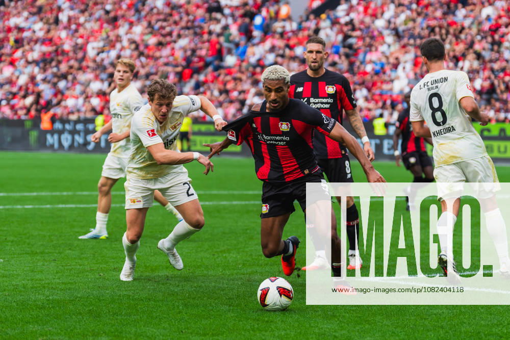 Tim Skarke (1.FC Union Berlin, 21) im Zweikampf mit Loic Bade (Bayer 04 Leverkusen, 05) um den Ball im Strafraum, ziehen am Trikot, Robert Andrich (Bayer 04 Leverkusen, 08) schaut zu Bayer 04 Leverkusen vs. 1.FC Union Berlin, Fussball, 1.Bundesliga, 2.Spieltag, Saison 2026 27, 05.09.2026, DFL REGULATIONS PROHIBIT ANY USE OF PHOTOGRAPHS AS IMAGE SEQUENCES AND OR QUASI-VIDEO, Bayer 04 Leverkusen vs. 1.FC Union Berlin, Fussball, 1.Bundesliga, 2.Spieltag, Saison 2026 27, 05.09.2026 Leverkusen