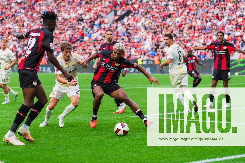 Tim Skarke (1.FC Union Berlin, 21) im Zweikampf mit Loic Bade (Bayer 04 Leverkusen, 05) um den Ball im Strafraum, ziehen am Trikot, Robert Andrich (Bayer 04 Leverkusen, 08) schaut zu, Rani Khedira (1.FC Union Berlin, 08) und Jarell Quansah (Bayer 04 Leverkusen, 04) im Bild Bayer 04 Leverkusen vs. 1.FC Union Berlin, Fussball, 1.Bundesliga, 2.Spieltag, Saison 2026 27, 05.09.2026, DFL REGULATIONS PROHIBIT ANY USE OF PHOTOGRAPHS AS IMAGE SEQUENCES AND OR QUASI-VIDEO, Bayer 04 Leverkusen vs. 1.FC Union Berlin, Fussball, 1.Bundesliga, 2.Spieltag, Saison 2026 27, 05.09.2026 Leverkusen