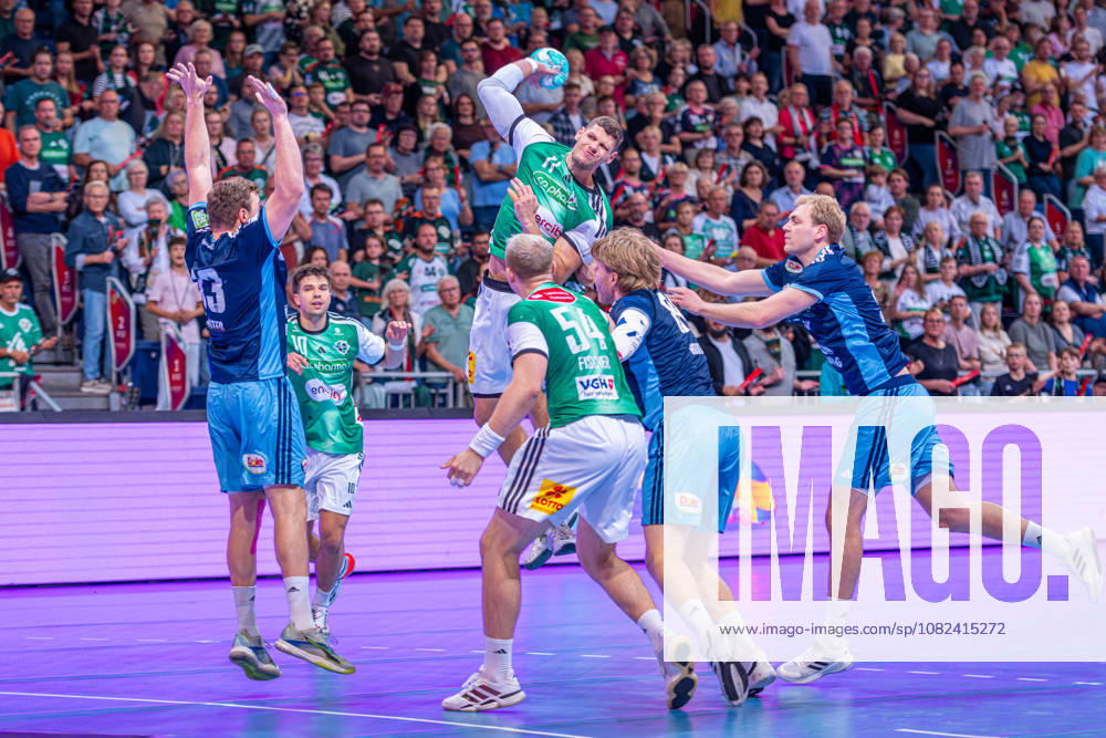 Sebastian Heymann (TSV Hannover-Burgdorf, Nr. 11) (v.l.), TSV Hannover-Burgdorf (grün) gegen HC Hamburg (blau) am 3. Spieltag der Saison 2026 2027 in der Opel Handball-Bundesliga (05.09.2026, ZAG Arena (Hannover, GER),